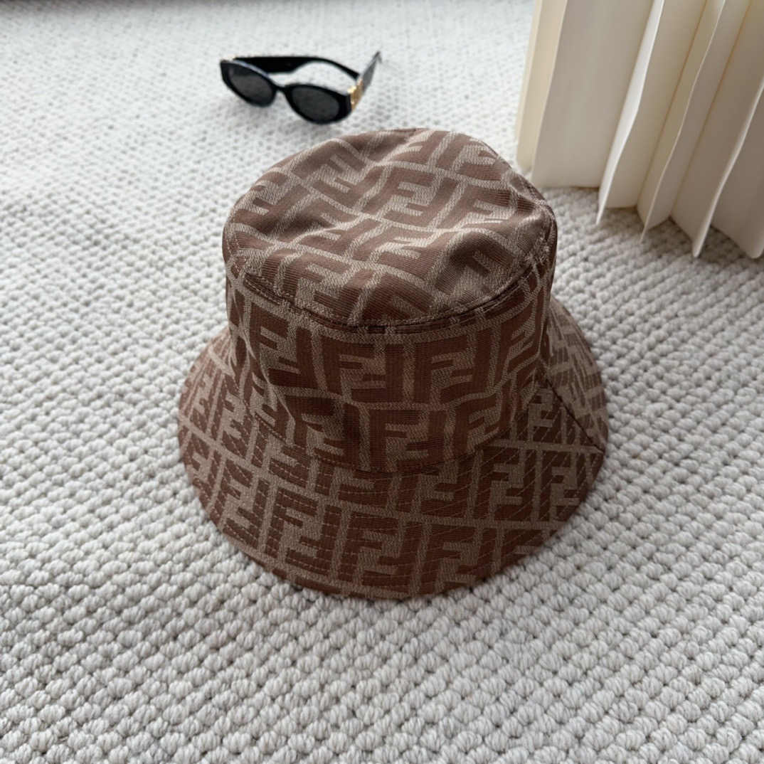 FENDI 芬迪 老花字母渔夫帽，FD的老花渔夫帽真的很洋气，超火爆的2024早春渔夫帽，看到收的爆款 