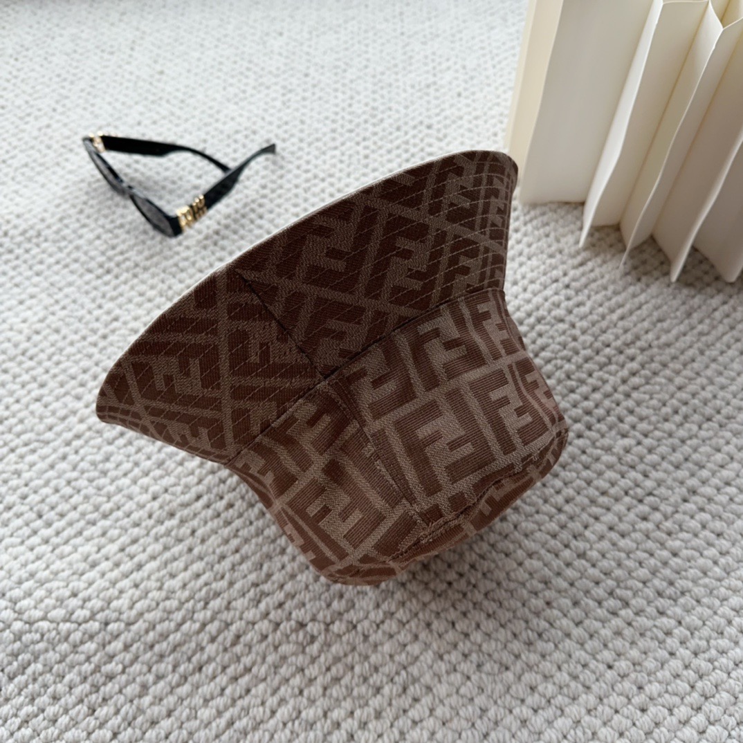 FENDI 芬迪 老花字母渔夫帽，FD的老花渔夫帽真的很洋气，超火爆的2024早春渔夫帽，看到收的爆款 