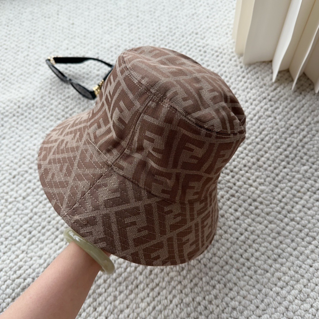 FENDI 芬迪 老花字母渔夫帽，FD的老花渔夫帽真的很洋气，超火爆的2024早春渔夫帽，看到收的爆款 
