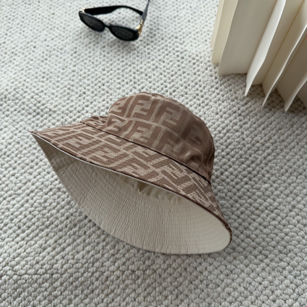 FENDI 芬迪 老花字母渔夫帽，FD的老花渔夫帽真的很洋气，超火爆的2024早春渔夫帽，看到收的爆款 