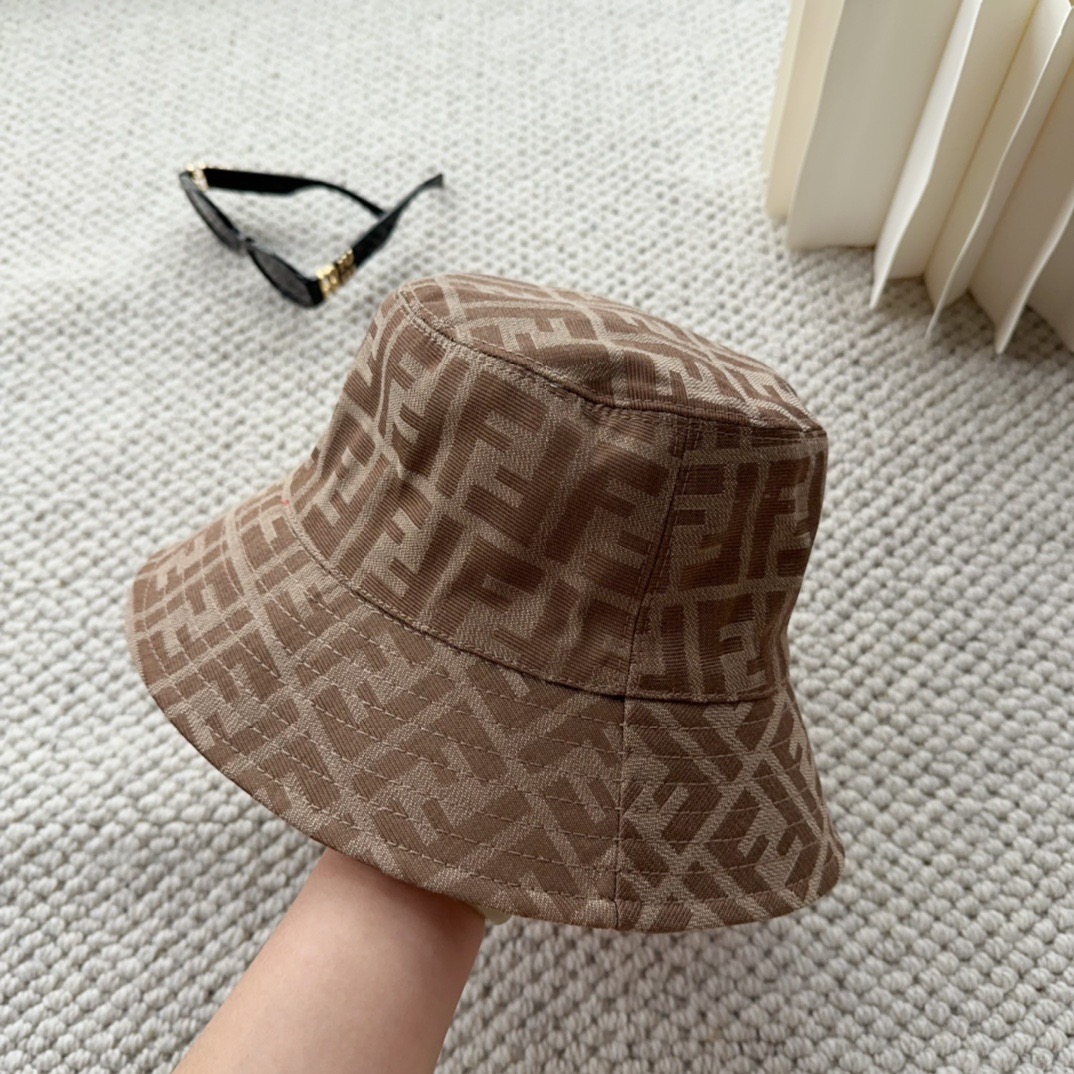 FENDI 芬迪 老花字母渔夫帽，FD的老花渔夫帽真的很洋气，超火爆的2024早春渔夫帽，看到收的爆款 