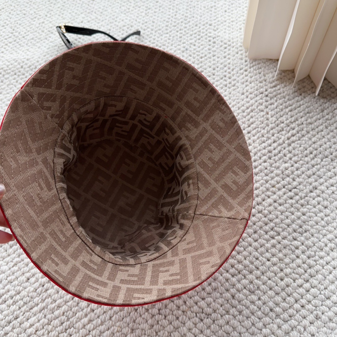 FENDI 芬迪 老花字母渔夫帽，FD的老花渔夫帽真的很洋气，超火爆的2024早春渔夫帽，看到收的爆款 