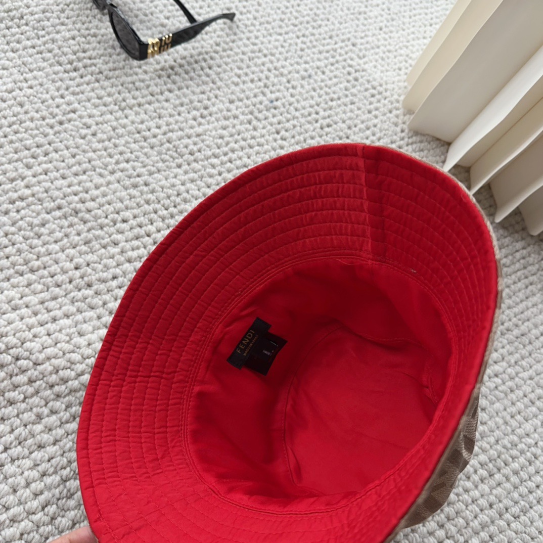 FENDI 芬迪 老花字母渔夫帽，FD的老花渔夫帽真的很洋气，超火爆的2024早春渔夫帽，看到收的爆款 