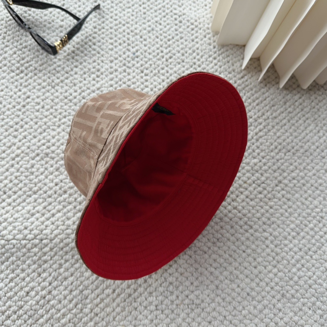 FENDI 芬迪 老花字母渔夫帽，FD的老花渔夫帽真的很洋气，超火爆的2024早春渔夫帽，看到收的爆款 