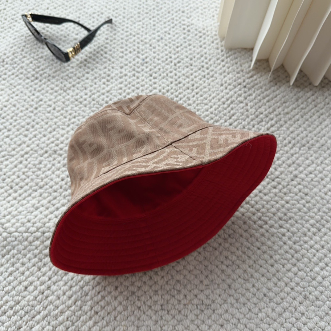 FENDI 芬迪 老花字母渔夫帽，FD的老花渔夫帽真的很洋气，超火爆的2024早春渔夫帽，看到收的爆款 