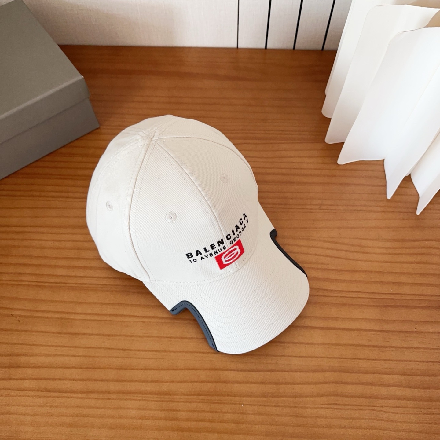 遮阳防晒神器｜新款遮阳巴黎世*棒球帽，经典的潮酷风，太 nice👍😍好看的不要不要的😉巨防嗮❗️巨百搭 