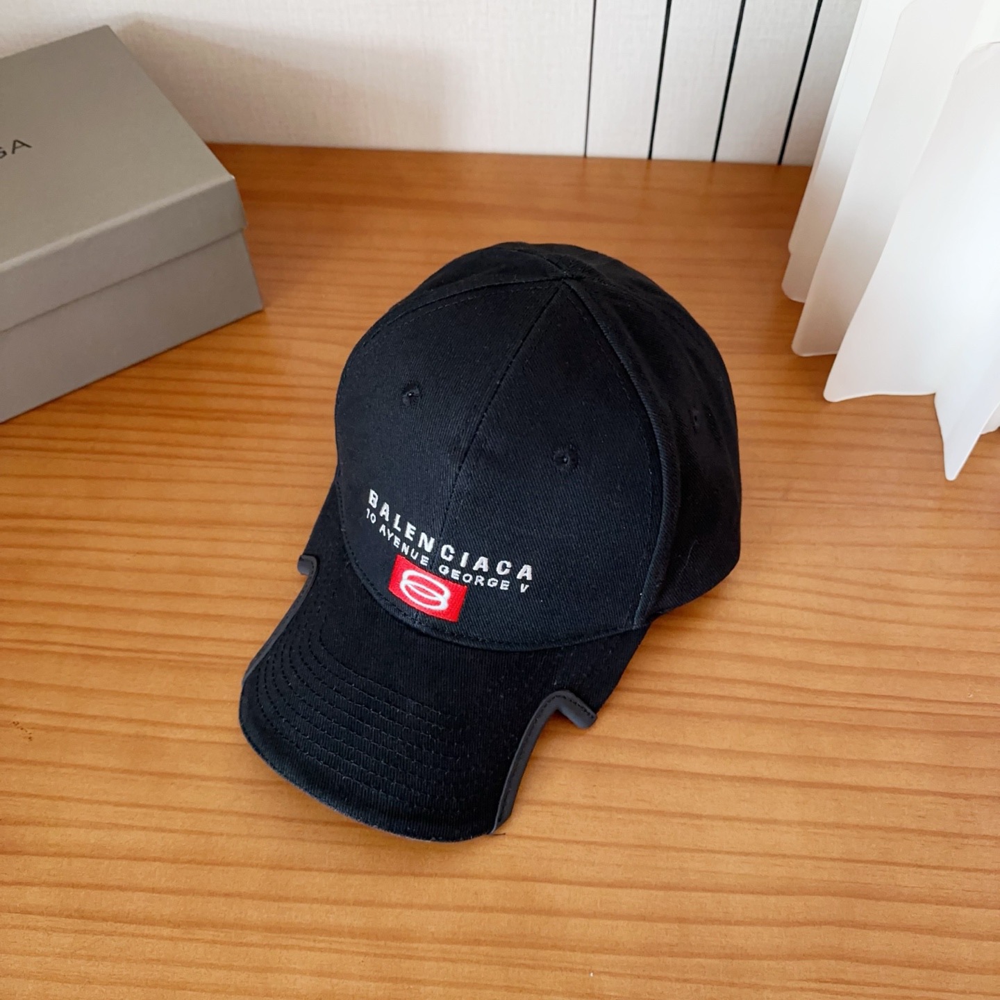 遮阳防晒神器｜新款遮阳巴黎世*棒球帽，经典的潮酷风，太 nice👍😍好看的不要不要的😉巨防嗮❗️巨百搭 