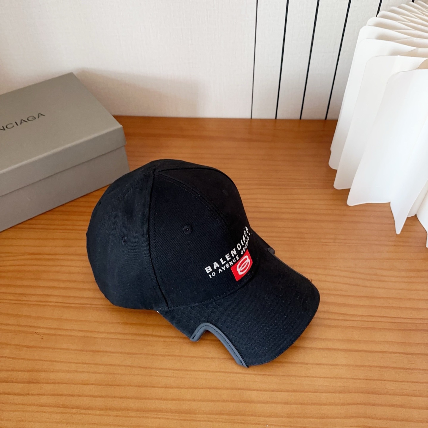 遮阳防晒神器｜新款遮阳巴黎世*棒球帽，经典的潮酷风，太 nice👍😍好看的不要不要的😉巨防嗮❗️巨百搭 