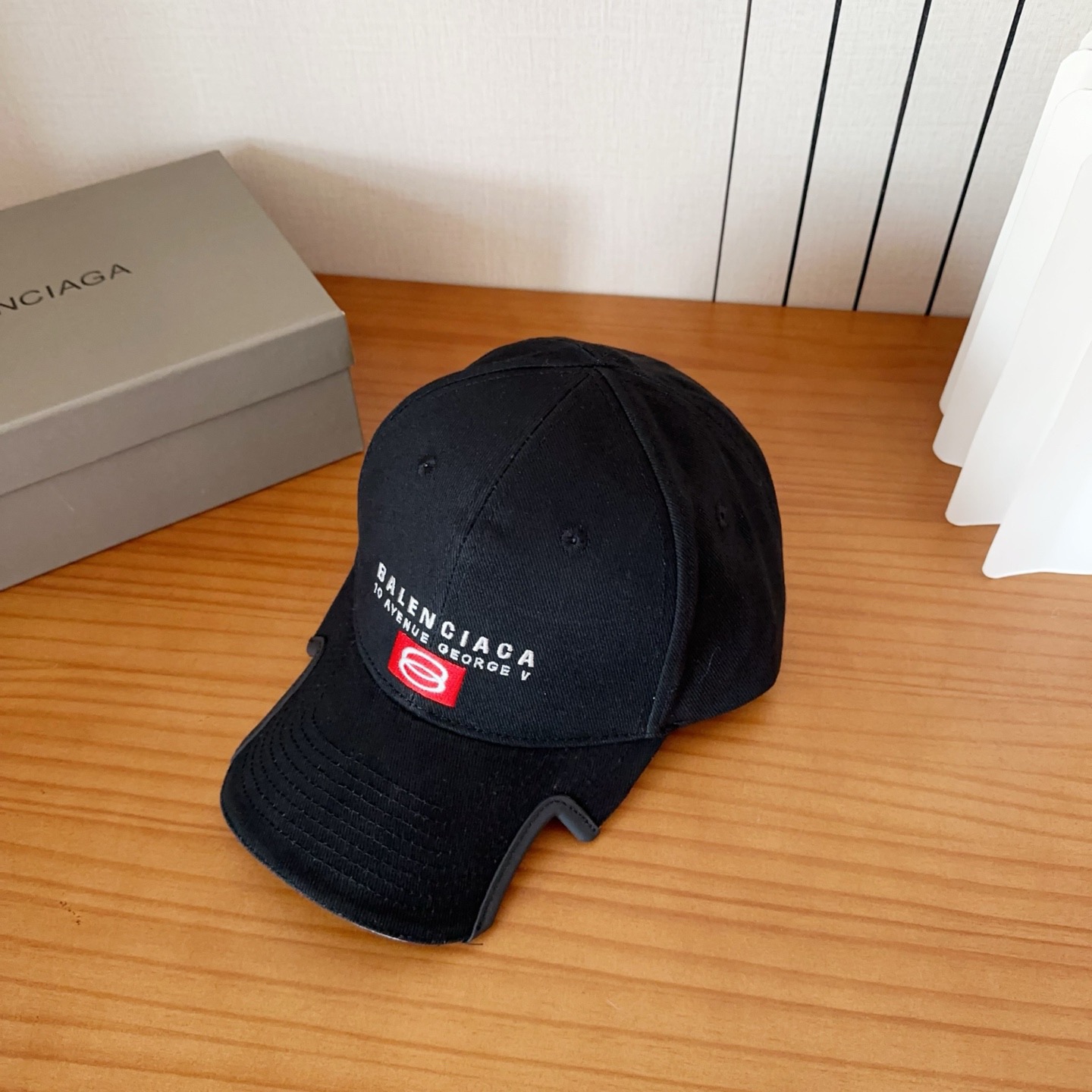 遮阳防晒神器｜新款遮阳巴黎世*棒球帽，经典的潮酷风，太 nice👍😍好看的不要不要的😉巨防嗮❗️巨百搭 