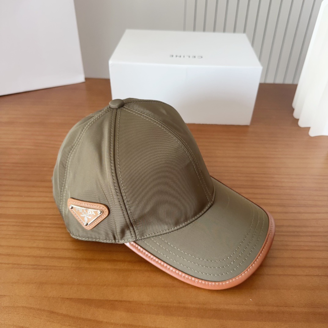 普拉达刺绣字母棒球帽设计感超强，让人耳目一新头型非常好，可以修饰各种头型，实力百搭款