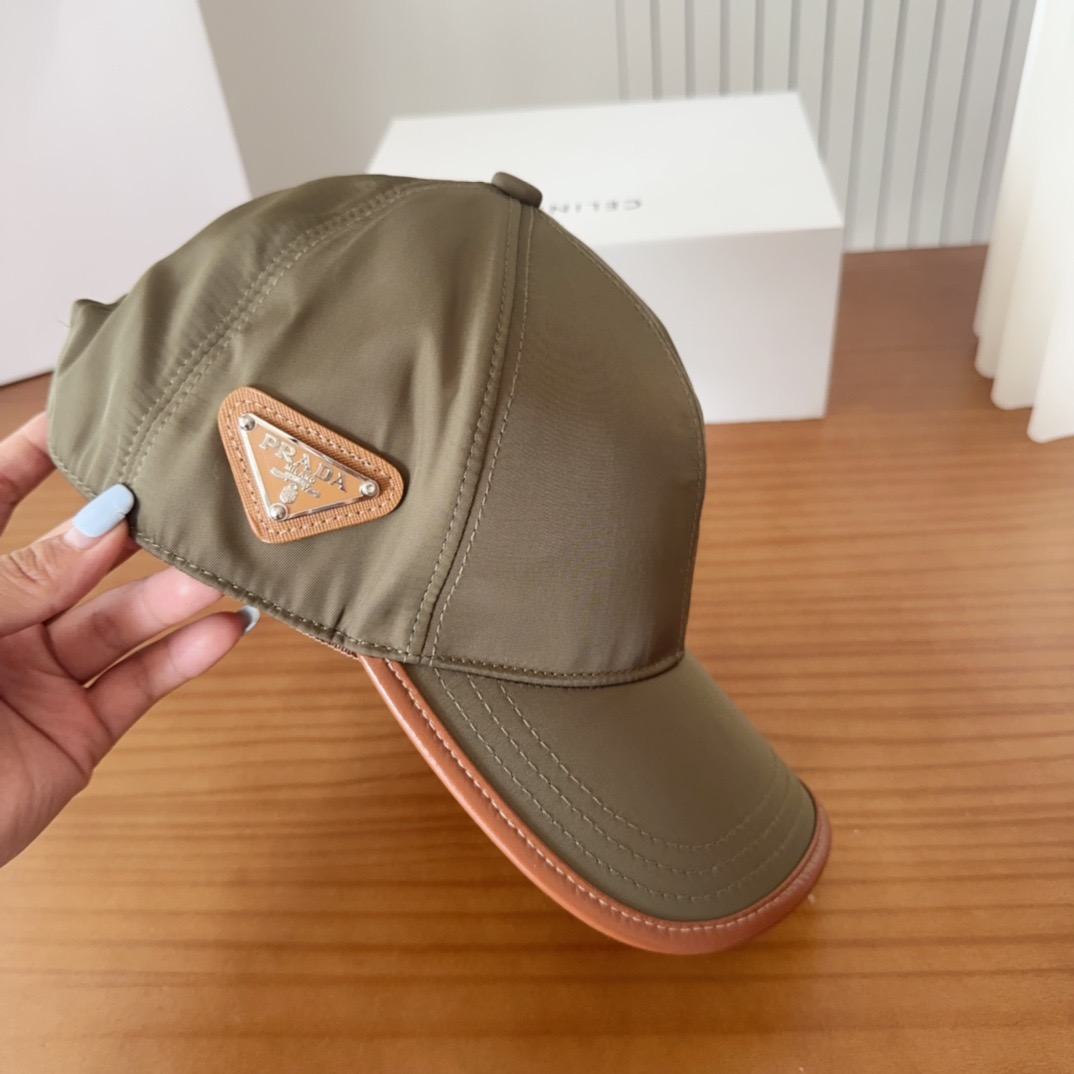 普拉达刺绣字母棒球帽设计感超强，让人耳目一新头型非常好，可以修饰各种头型，实力百搭款