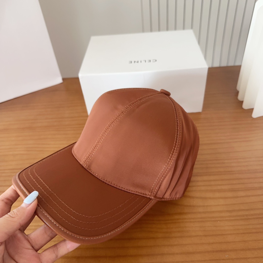 普拉达刺绣字母棒球帽设计感超强，让人耳目一新头型非常好，可以修饰各种头型，实力百搭款