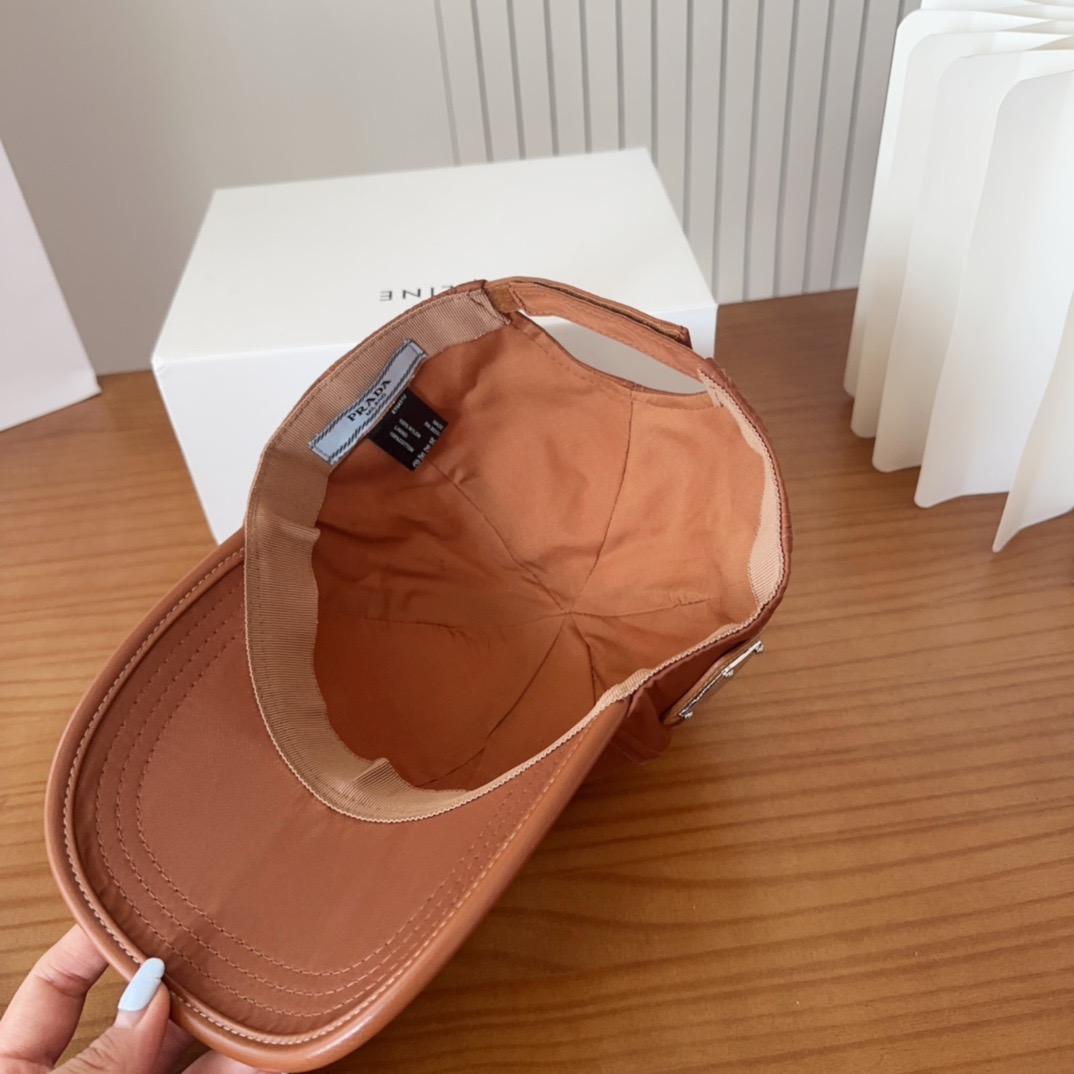 普拉达刺绣字母棒球帽设计感超强，让人耳目一新头型非常好，可以修饰各种头型，实力百搭款