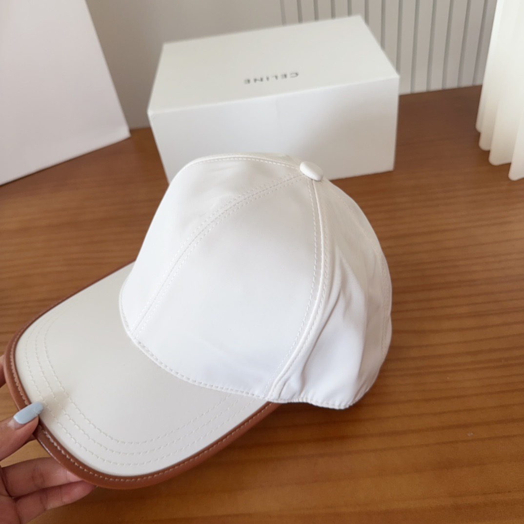 普拉达刺绣字母棒球帽设计感超强，让人耳目一新头型非常好，可以修饰各种头型，实力百搭款