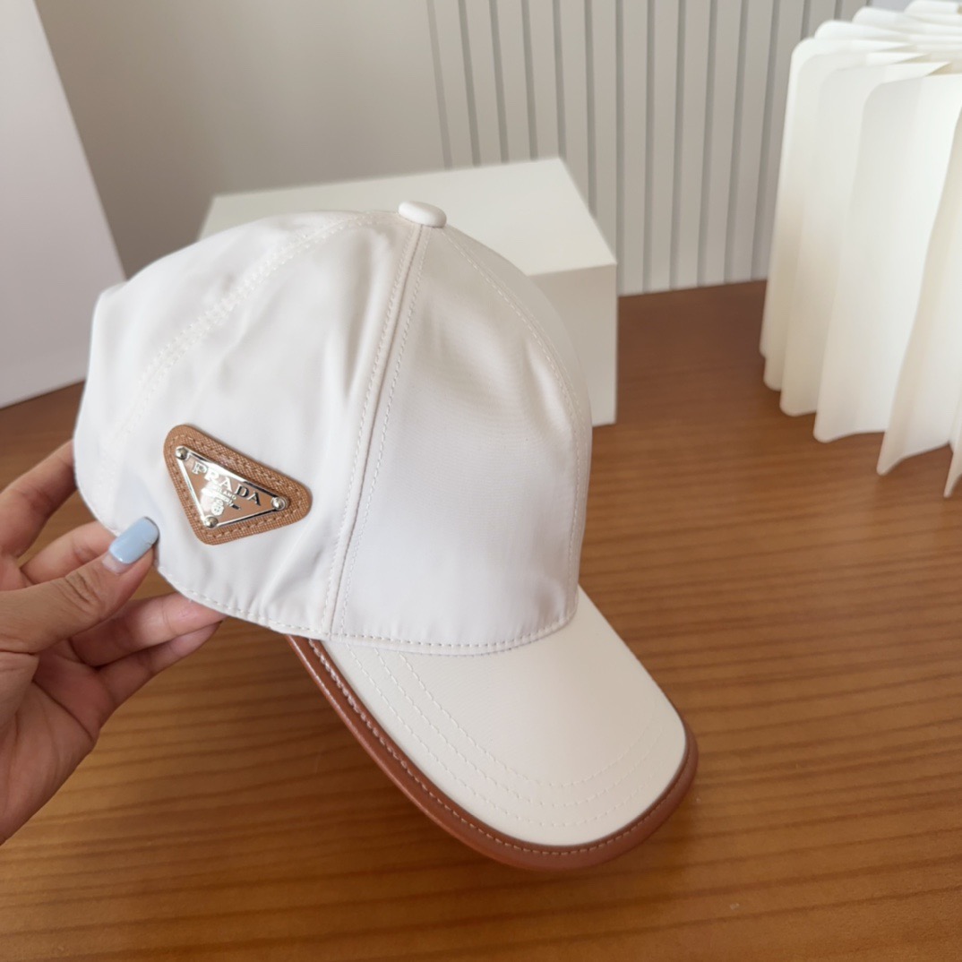 普拉达刺绣字母棒球帽设计感超强，让人耳目一新头型非常好，可以修饰各种头型，实力百搭款