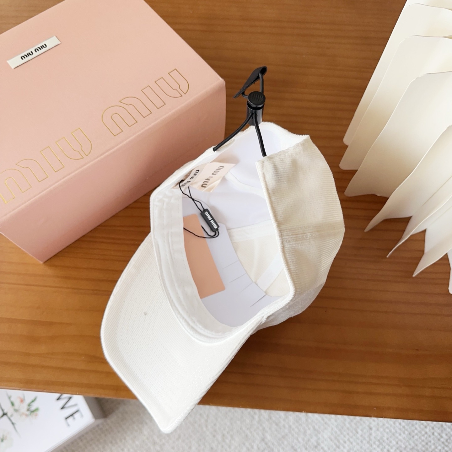 miumiu 缪缪秋冬新品灯芯绒棒球帽 原单正品开模订制，原版做工细致质量超赞！