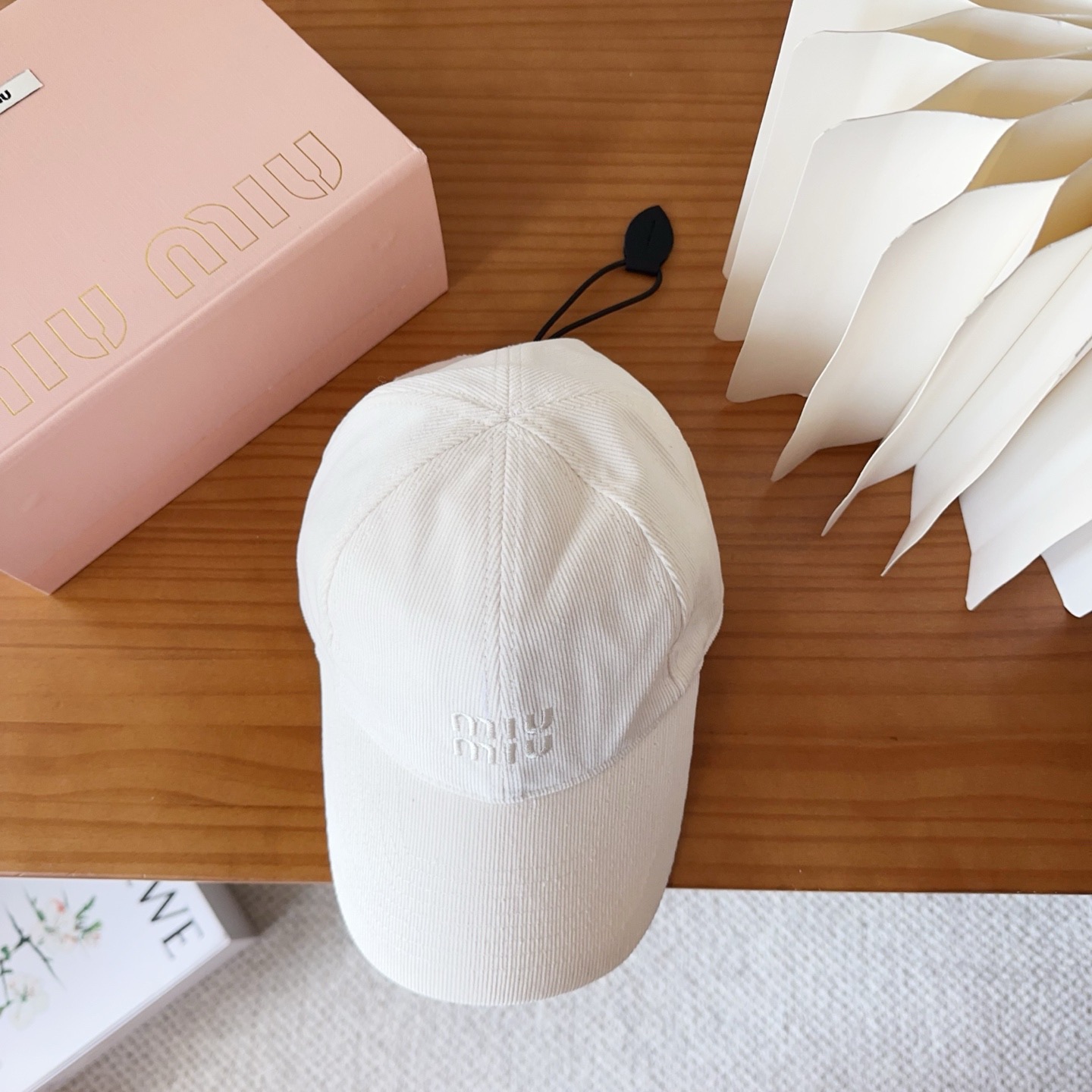miumiu 缪缪秋冬新品灯芯绒棒球帽 原单正品开模订制，原版做工细致质量超赞！