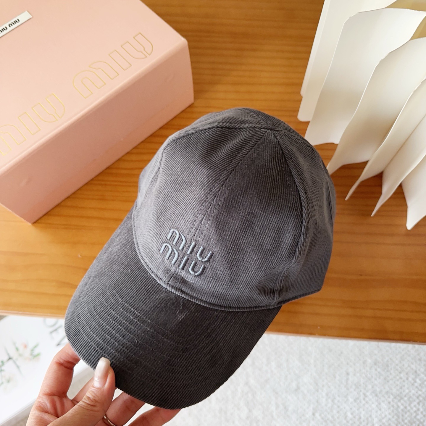 miumiu 缪缪秋冬新品灯芯绒棒球帽 原单正品开模订制，原版做工细致质量超赞！