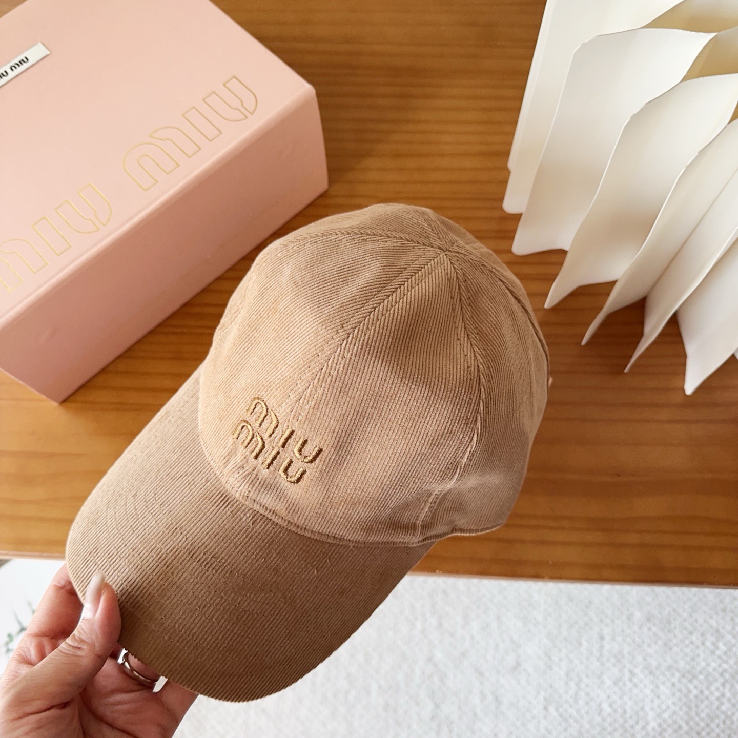 miumiu 缪缪秋冬新品灯芯绒棒球帽 原单正品开模订制，原版做工细致质量超赞！