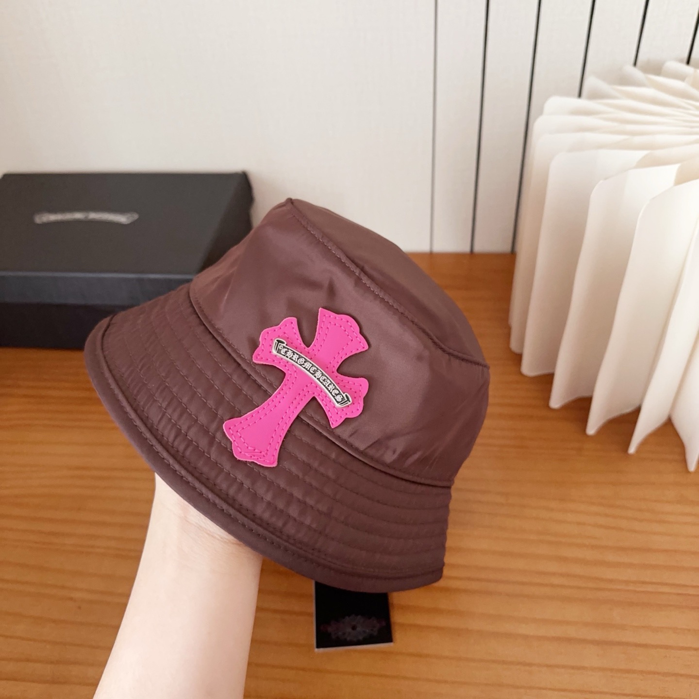 克罗心 新款渔夫帽～简约太好看啦！春夏氛围感满满！上身是美式甜酷风和帅气工装风碰到！简直高级到心坎上了💕