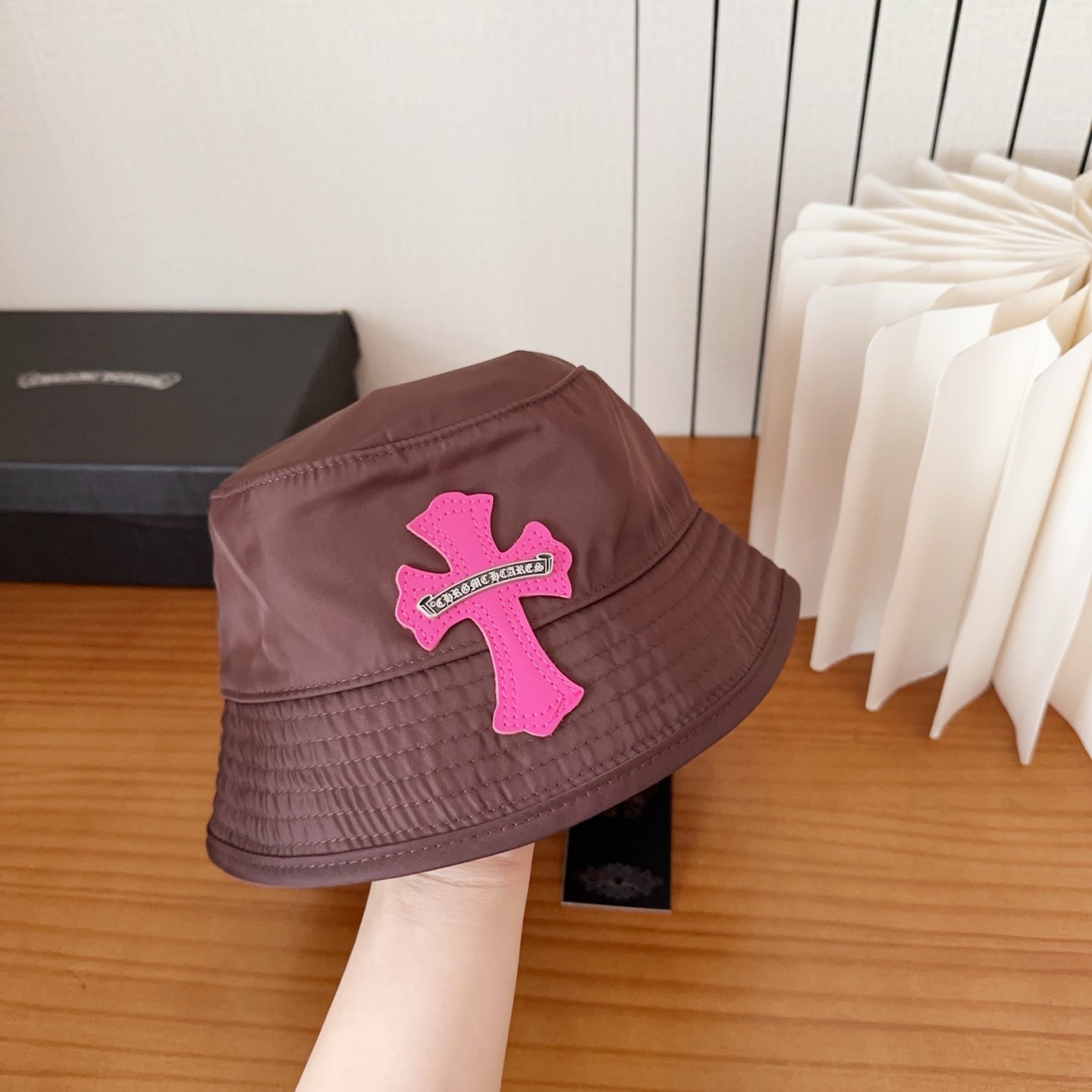 克罗心 新款渔夫帽～简约太好看啦！春夏氛围感满满！上身是美式甜酷风和帅气工装风碰到！简直高级到心坎上了💕