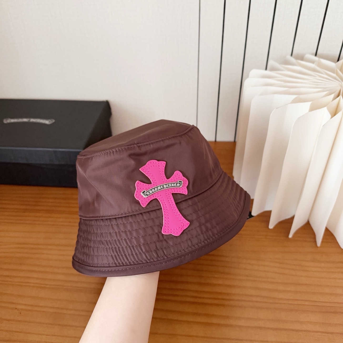 克罗心 新款渔夫帽～简约太好看啦！春夏氛围感满满！上身是美式甜酷风和帅气工装风碰到！简直高级到心坎上了💕