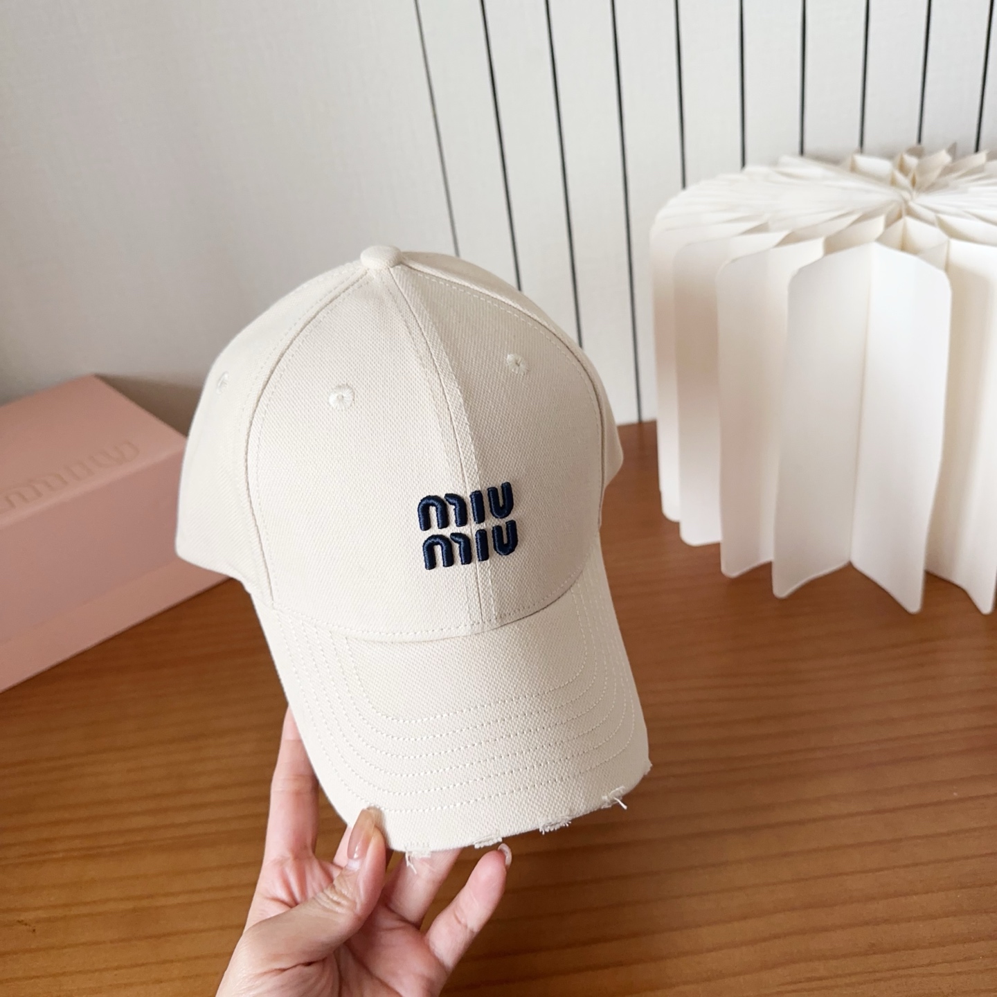 Miumiu缪缪 新款订单款刺绣棒球帽🧢大牌款超好搭配，赶紧入手！
