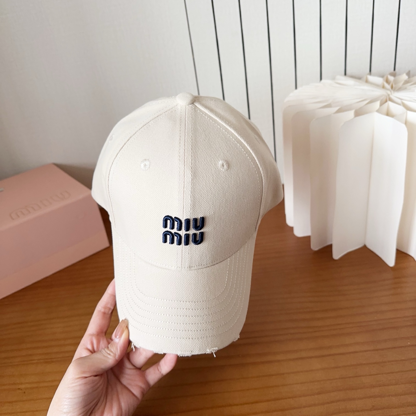 Miumiu缪缪 新款订单款刺绣棒球帽🧢大牌款超好搭配，赶紧入手！