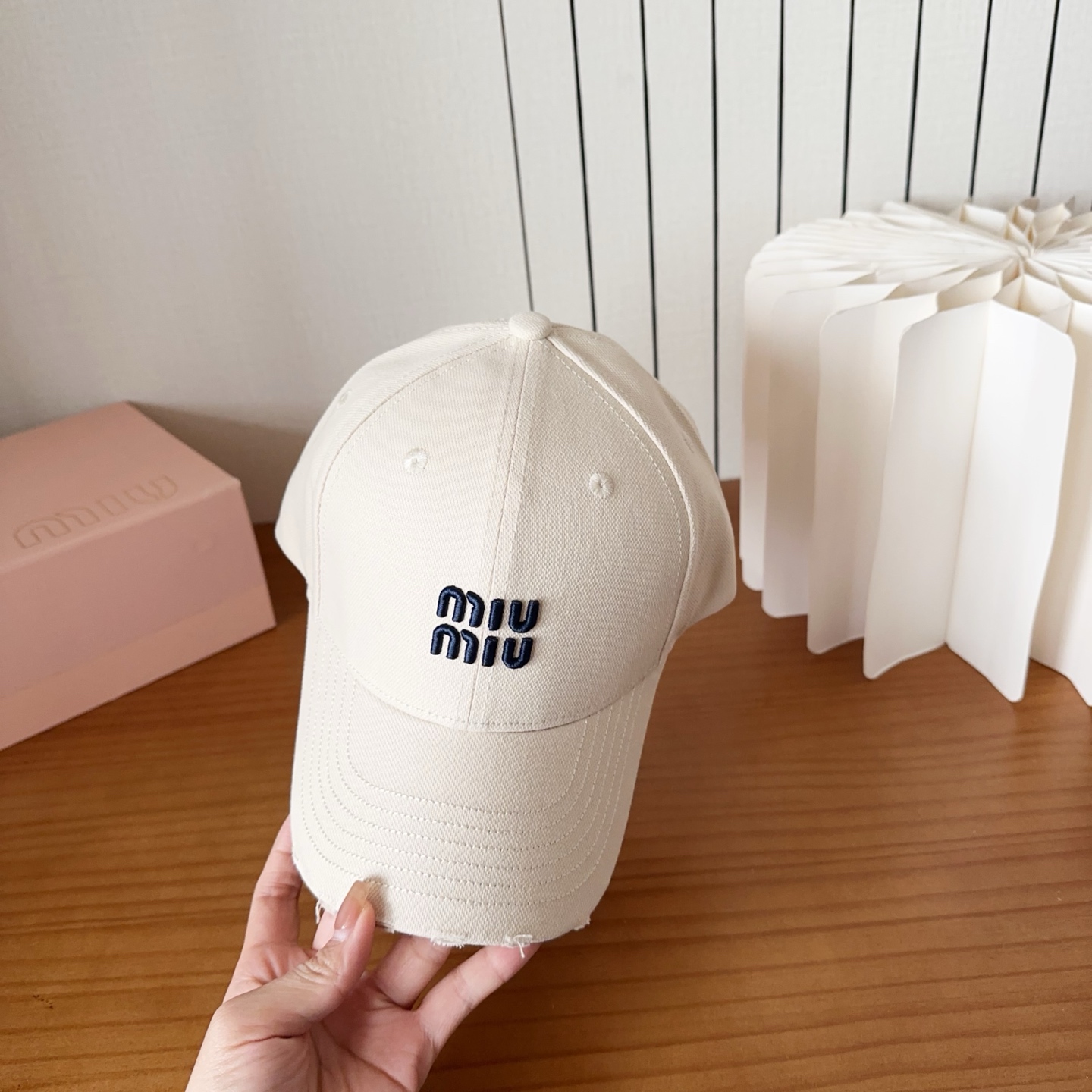 Miumiu缪缪 新款订单款刺绣棒球帽🧢大牌款超好搭配，赶紧入手！