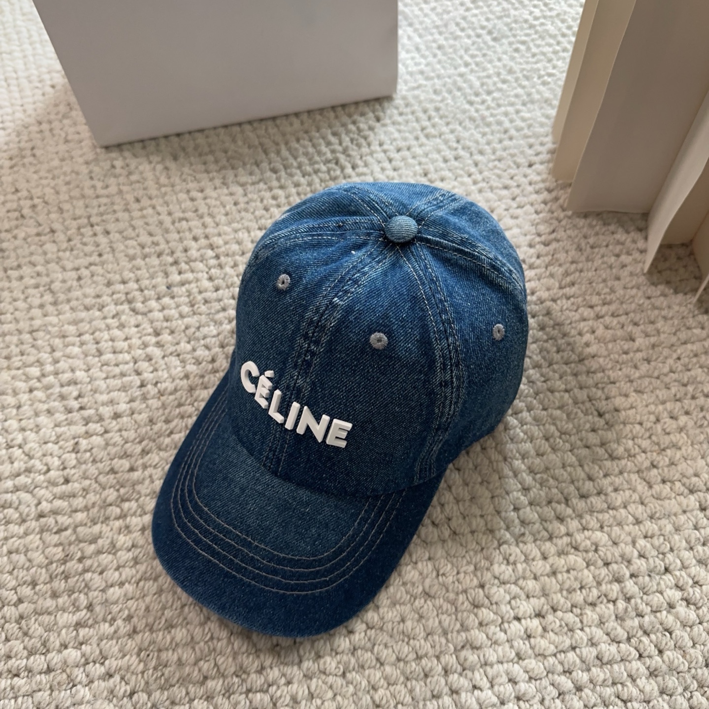 CELINE思琳 新款牛仔蓝复古款棒球帽🔸 旅游带它出去美美哒❕ 中古款哟.这种帽子不容易撞款 😬 现货