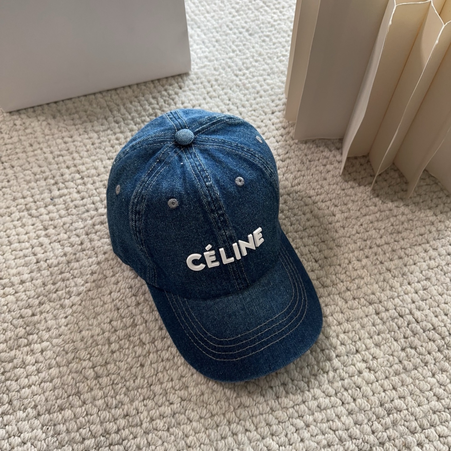 CELINE思琳 新款牛仔蓝复古款棒球帽🔸 旅游带它出去美美哒❕ 中古款哟.这种帽子不容易撞款 😬 现货