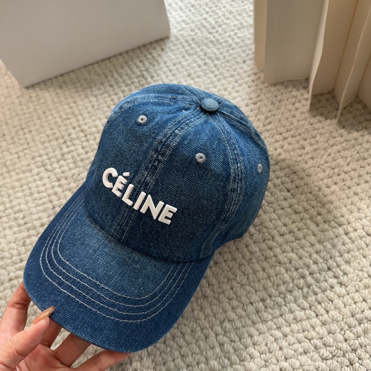 CELINE思琳 新款牛仔蓝复古款棒球帽🔸 旅游带它出去美美哒❕ 中古款哟.这种帽子不容易撞款 😬 现货