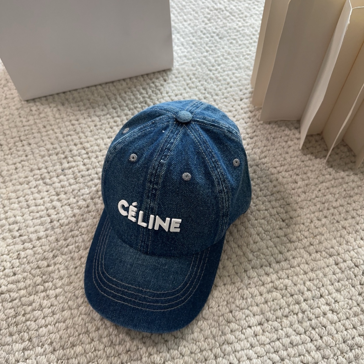 CELINE思琳 新款牛仔蓝复古款棒球帽🔸 旅游带它出去美美哒❕ 中古款哟.这种帽子不容易撞款 😬 现货