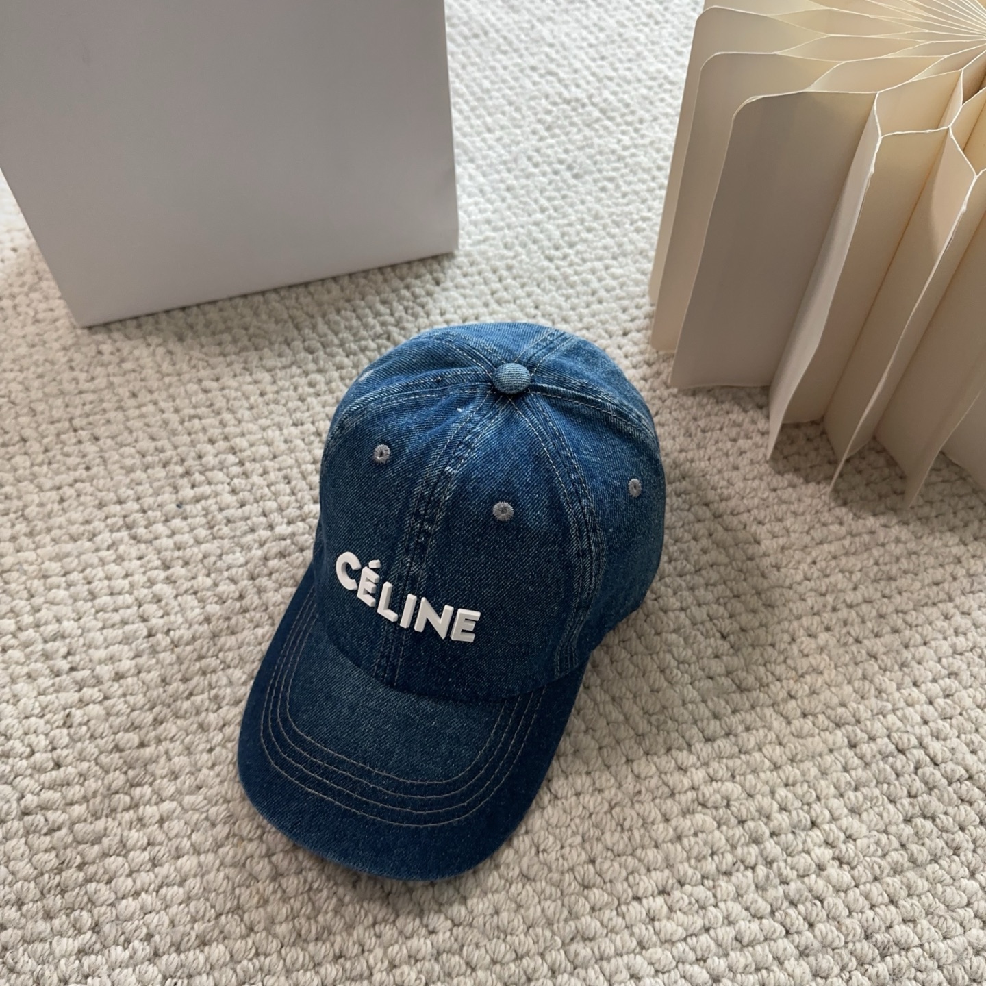 CELINE思琳 新款牛仔蓝复古款棒球帽🔸 旅游带它出去美美哒❕ 中古款哟.这种帽子不容易撞款 😬 现货