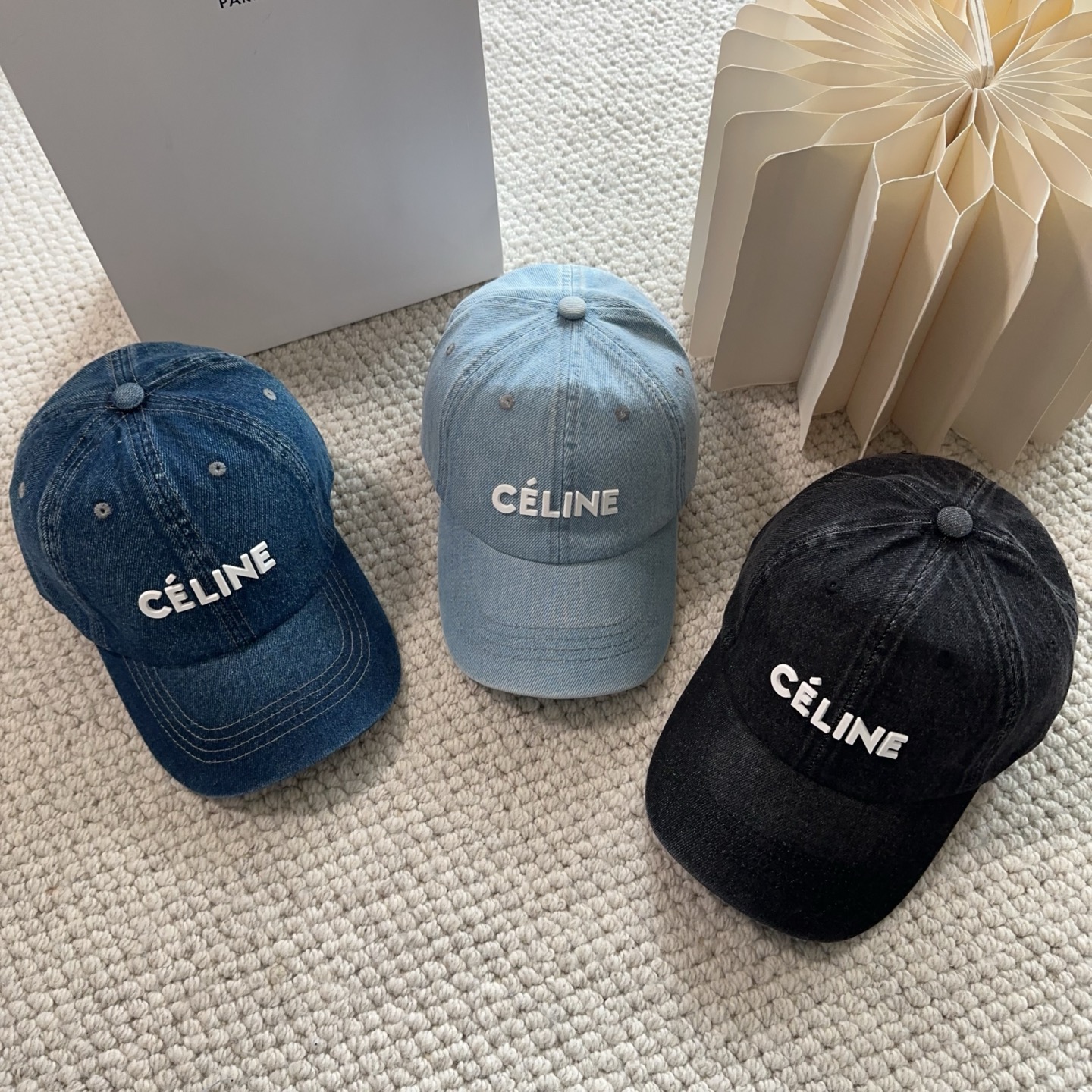 CELINE思琳 新款牛仔蓝复古款棒球帽🔸 旅游带它出去美美哒❕ 中古款哟.这种帽子不容易撞款 😬 现货