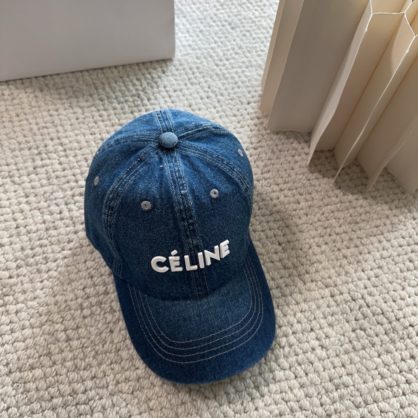 CELINE思琳 新款牛仔蓝复古款棒球帽🔸 旅游带它出去美美哒❕ 中古款哟.这种帽子不容易撞款 😬 现货