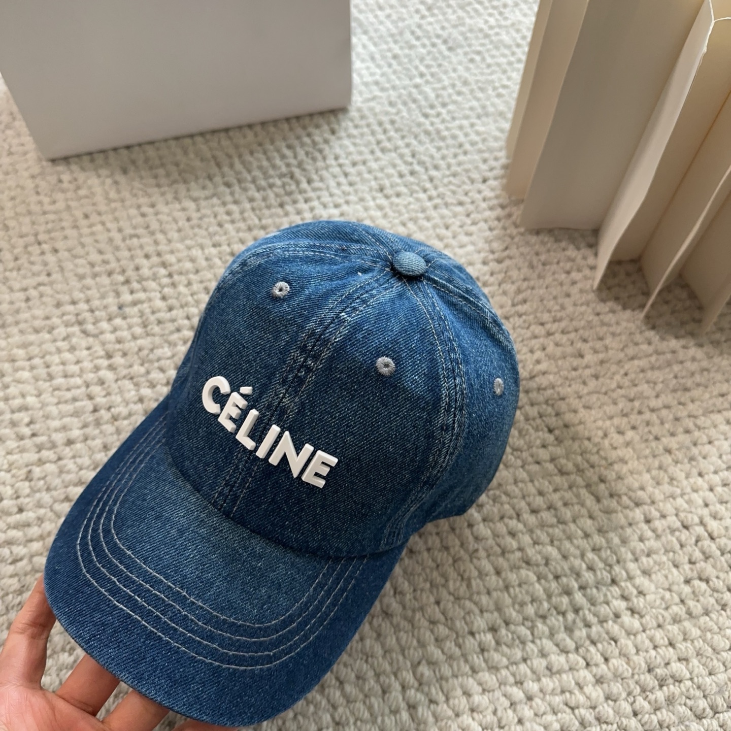 CELINE思琳 新款牛仔蓝复古款棒球帽🔸 旅游带它出去美美哒❕ 中古款哟.这种帽子不容易撞款 😬 现货