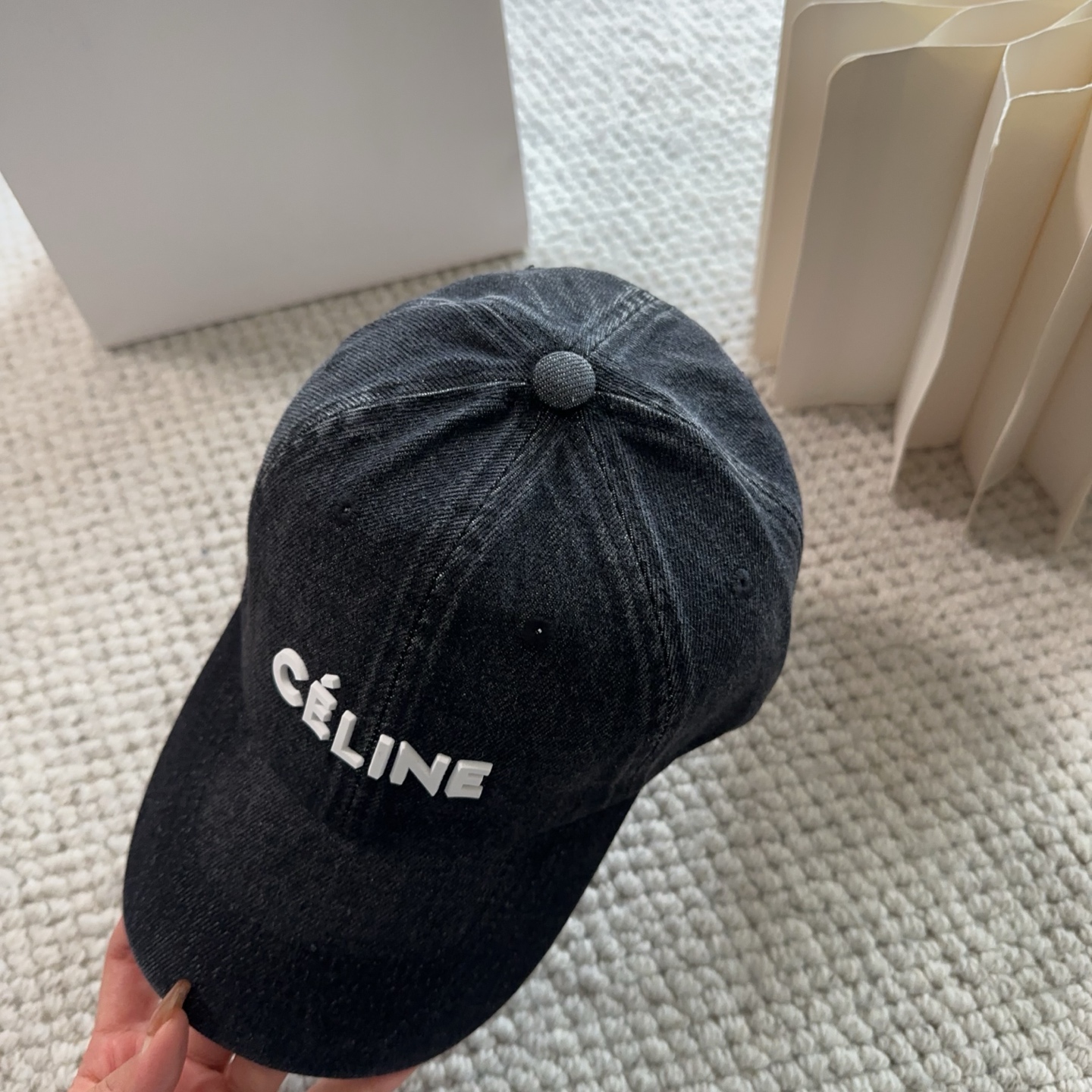CELINE思琳 新款牛仔蓝复古款棒球帽🔸 旅游带它出去美美哒❕ 中古款哟.这种帽子不容易撞款 😬 现货