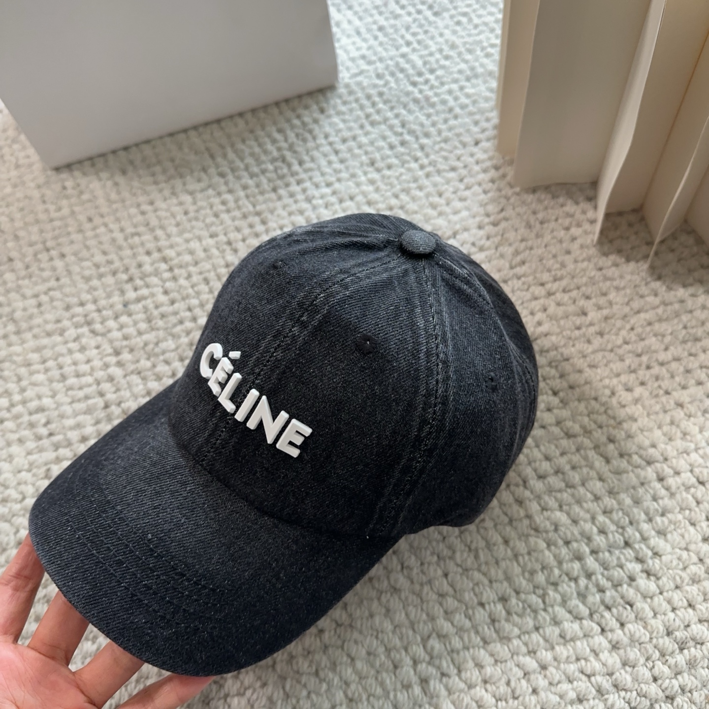 CELINE思琳 新款牛仔蓝复古款棒球帽🔸 旅游带它出去美美哒❕ 中古款哟.这种帽子不容易撞款 😬 现货