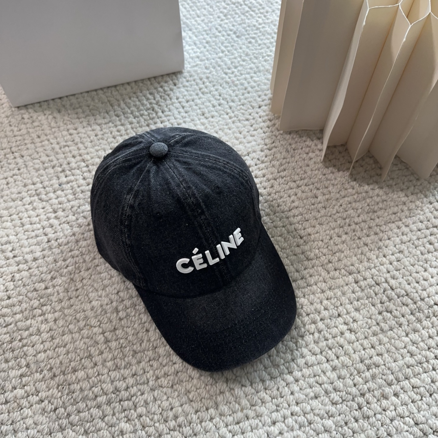 CELINE思琳 新款牛仔蓝复古款棒球帽🔸 旅游带它出去美美哒❕ 中古款哟.这种帽子不容易撞款 😬 现货