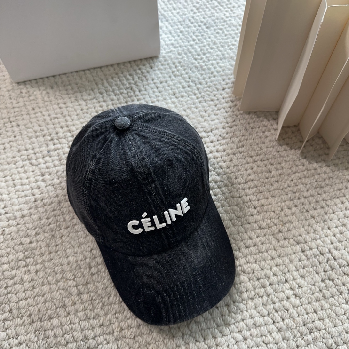 CELINE思琳 新款牛仔蓝复古款棒球帽🔸 旅游带它出去美美哒❕ 中古款哟.这种帽子不容易撞款 😬 现货
