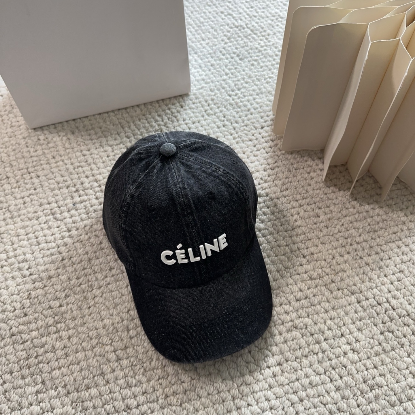 CELINE思琳 新款牛仔蓝复古款棒球帽🔸 旅游带它出去美美哒❕ 中古款哟.这种帽子不容易撞款 😬 现货