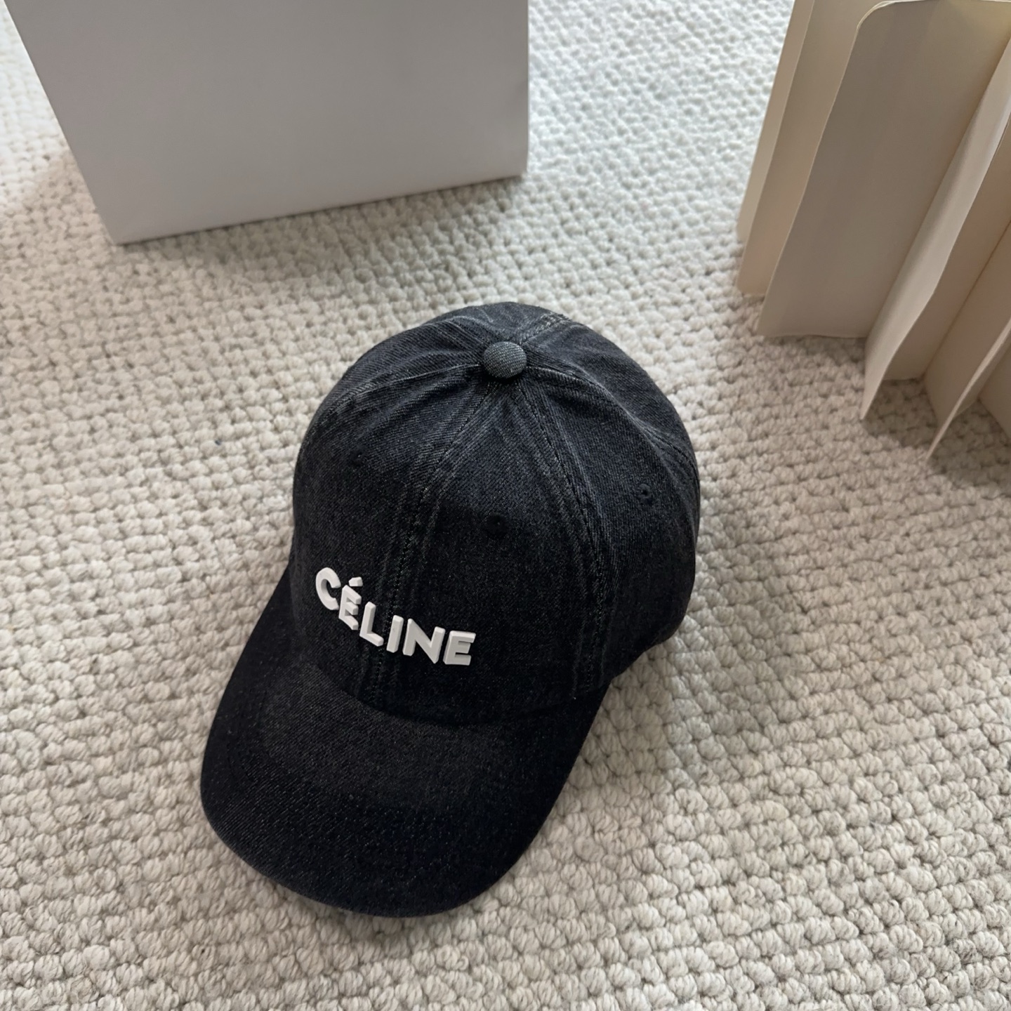 CELINE思琳 新款牛仔蓝复古款棒球帽🔸 旅游带它出去美美哒❕ 中古款哟.这种帽子不容易撞款 😬 现货