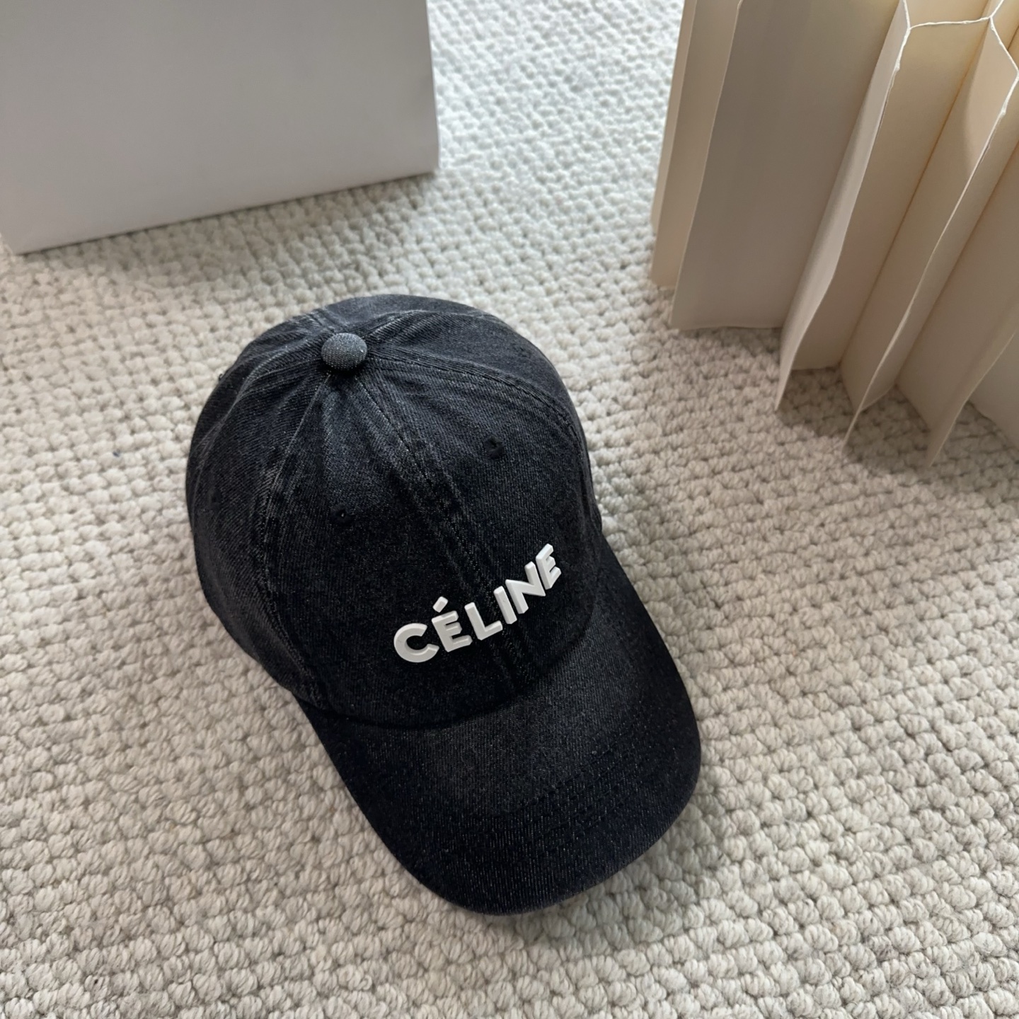 CELINE思琳 新款牛仔蓝复古款棒球帽🔸 旅游带它出去美美哒❕ 中古款哟.这种帽子不容易撞款 😬 现货