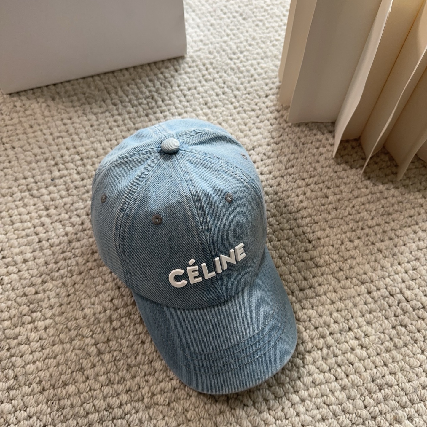 CELINE思琳 新款牛仔蓝复古款棒球帽🔸 旅游带它出去美美哒❕ 中古款哟.这种帽子不容易撞款 😬 现货