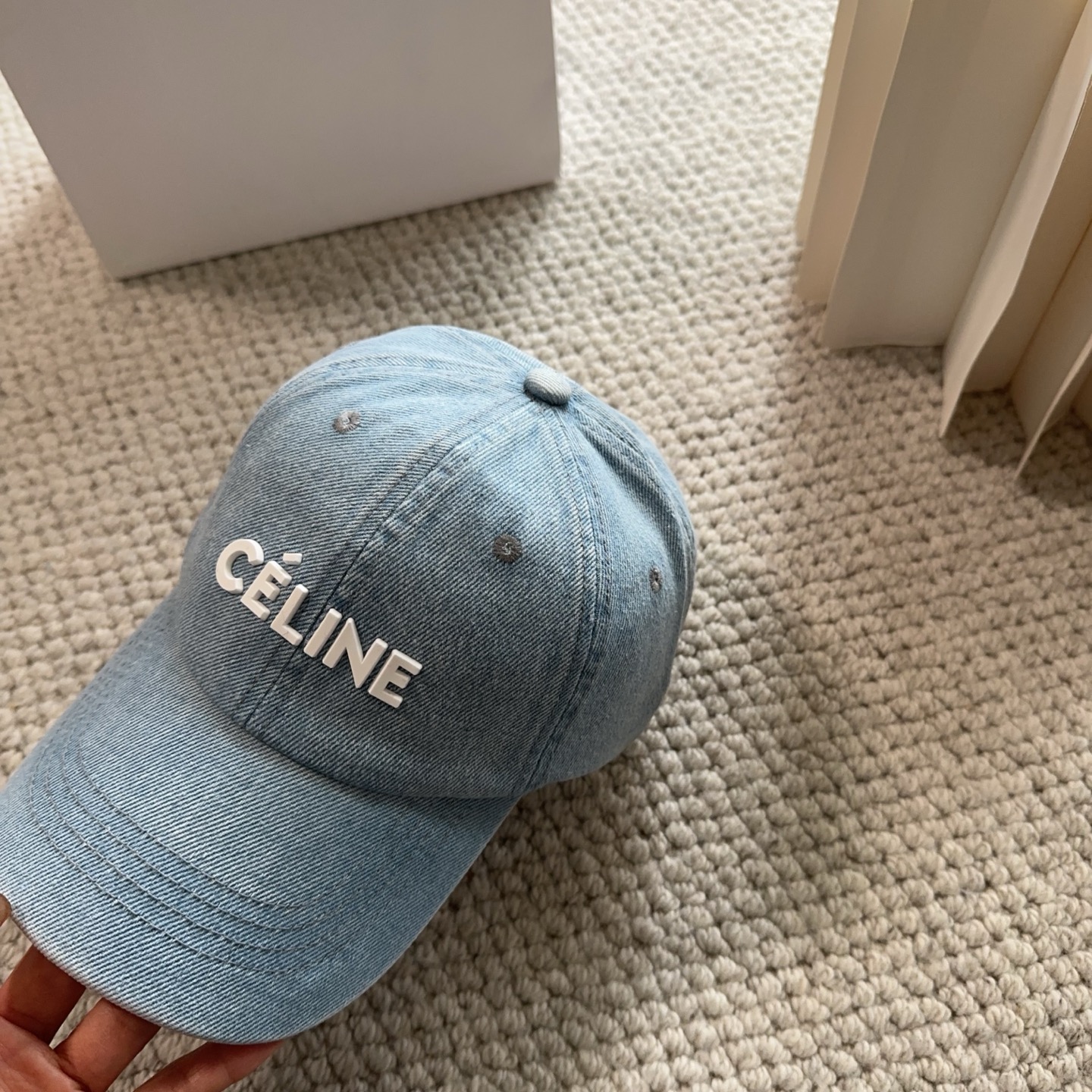 CELINE思琳 新款牛仔蓝复古款棒球帽🔸 旅游带它出去美美哒❕ 中古款哟.这种帽子不容易撞款 😬 现货