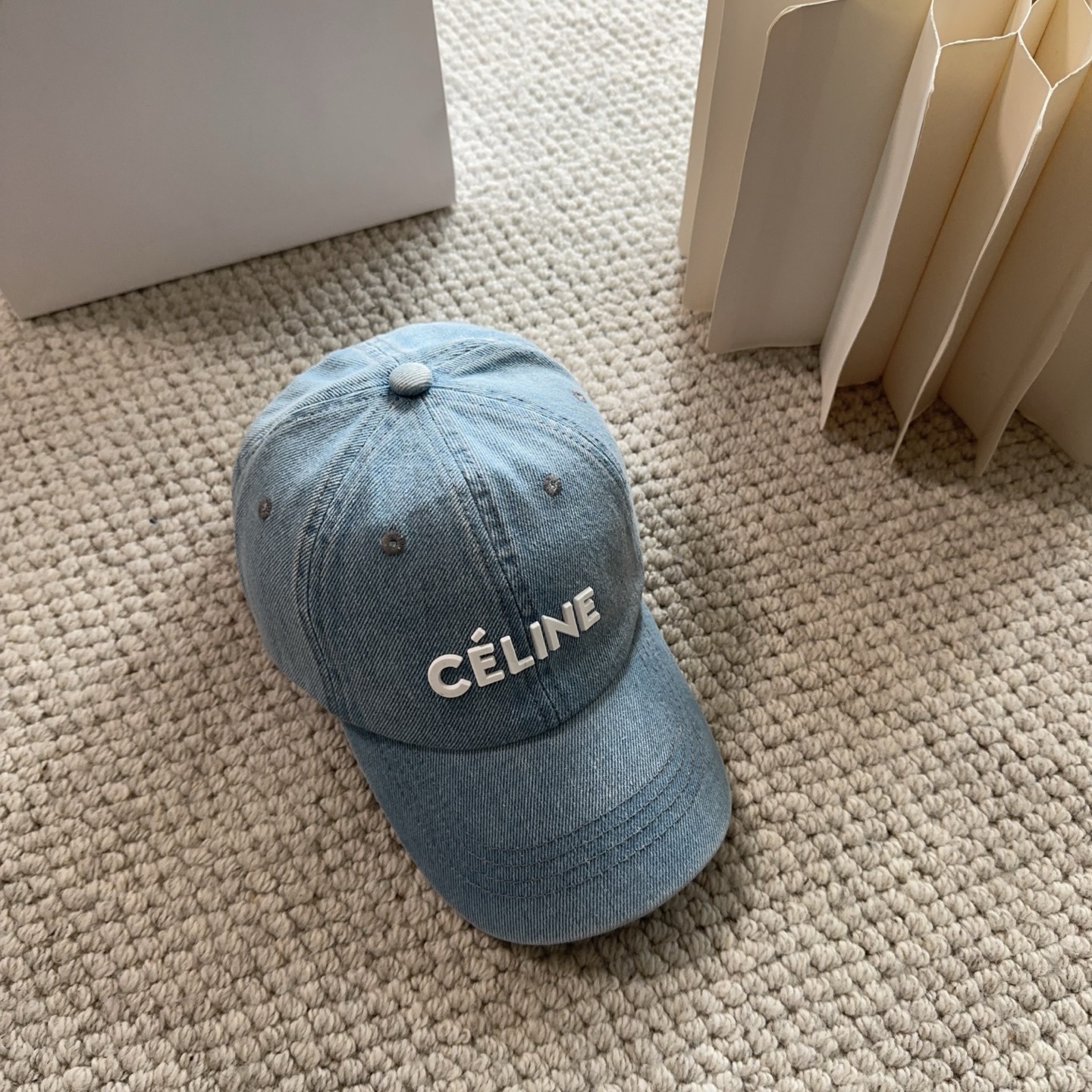 CELINE思琳 新款牛仔蓝复古款棒球帽🔸 旅游带它出去美美哒❕ 中古款哟.这种帽子不容易撞款 😬 现货