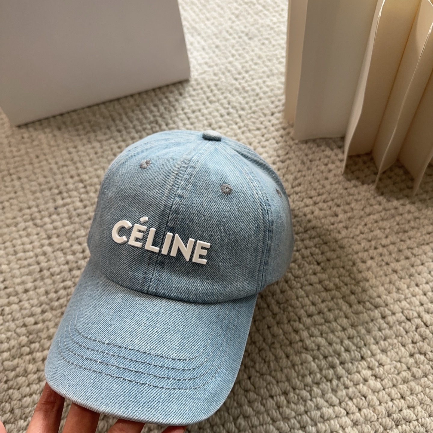CELINE思琳 新款牛仔蓝复古款棒球帽🔸 旅游带它出去美美哒❕ 中古款哟.这种帽子不容易撞款 😬 现货