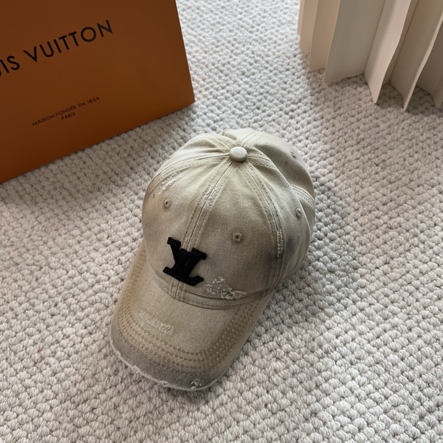 路易威登棒球帽LouisVuitton👒😍新款LV棒球帽，重工打造♥完美刺绣，高端大气，百搭款🤗男女通用！