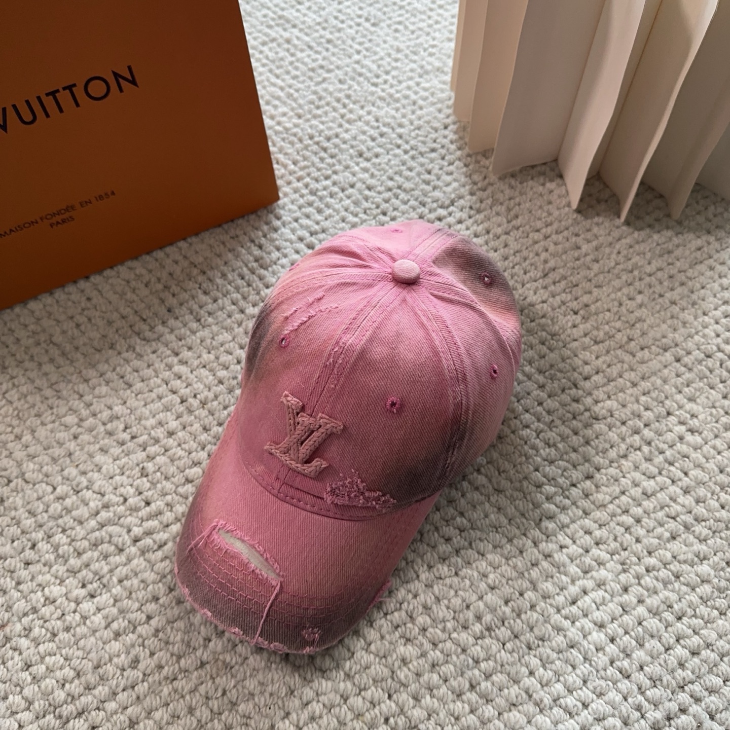 路易威登棒球帽LouisVuitton👒😍新款LV棒球帽，重工打造♥完美刺绣，高端大气，百搭款🤗男女通用！